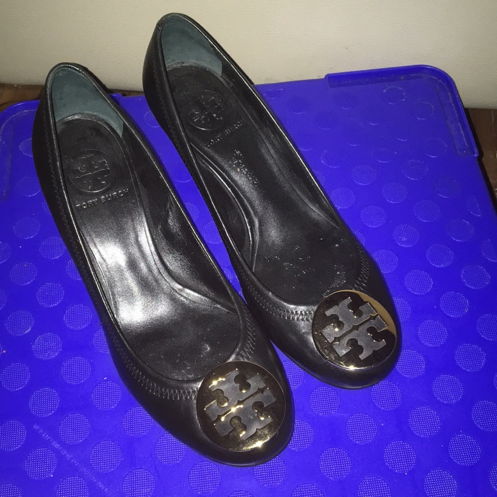 Tory Burch Chelsea Wedge black antique brass logo